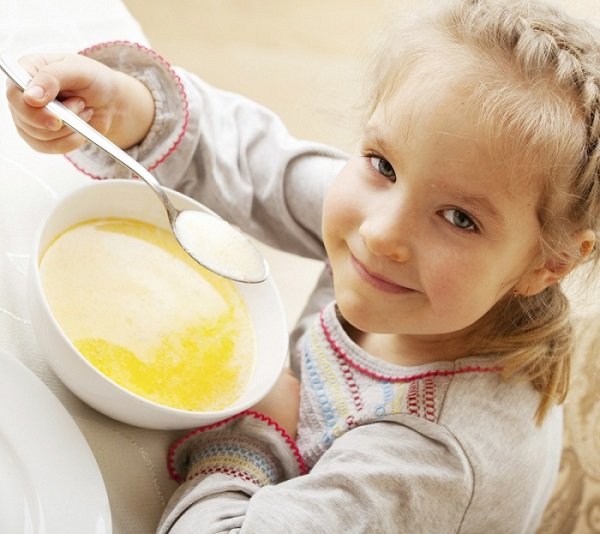 Девочка ест суп-пюре