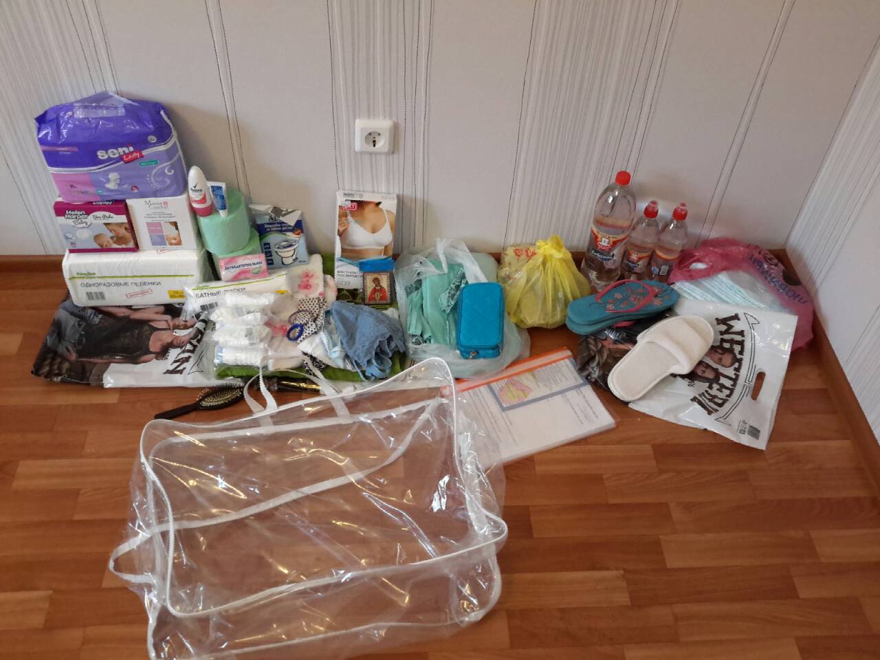 Вещи, собранные в роддом, и сумка для них
