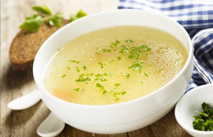 Прозрачный куриный бульон в тарелке