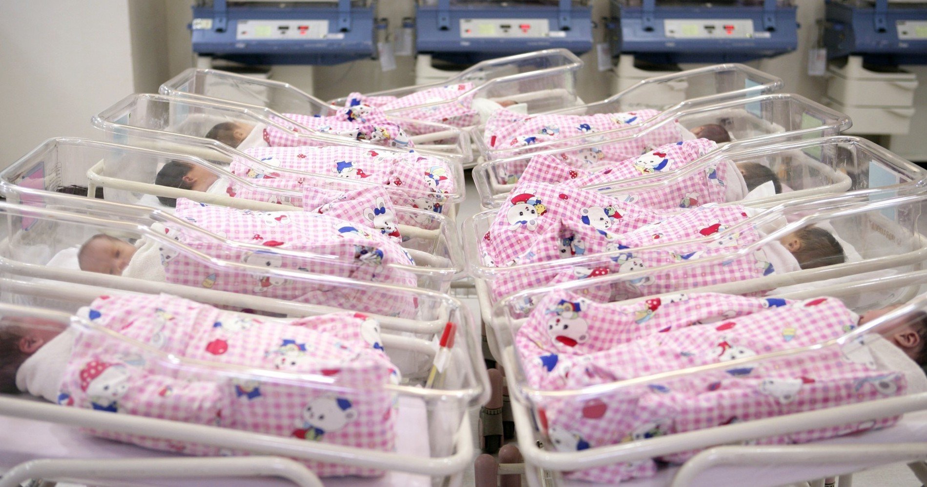 Новорождённые дети лежат в кювезах