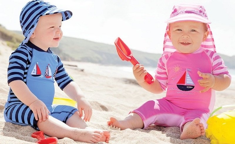 Солнцезащитная одежда поможет защитить маленького ребёнка от вредного ультрафиолета на пляже и просто на прогулке