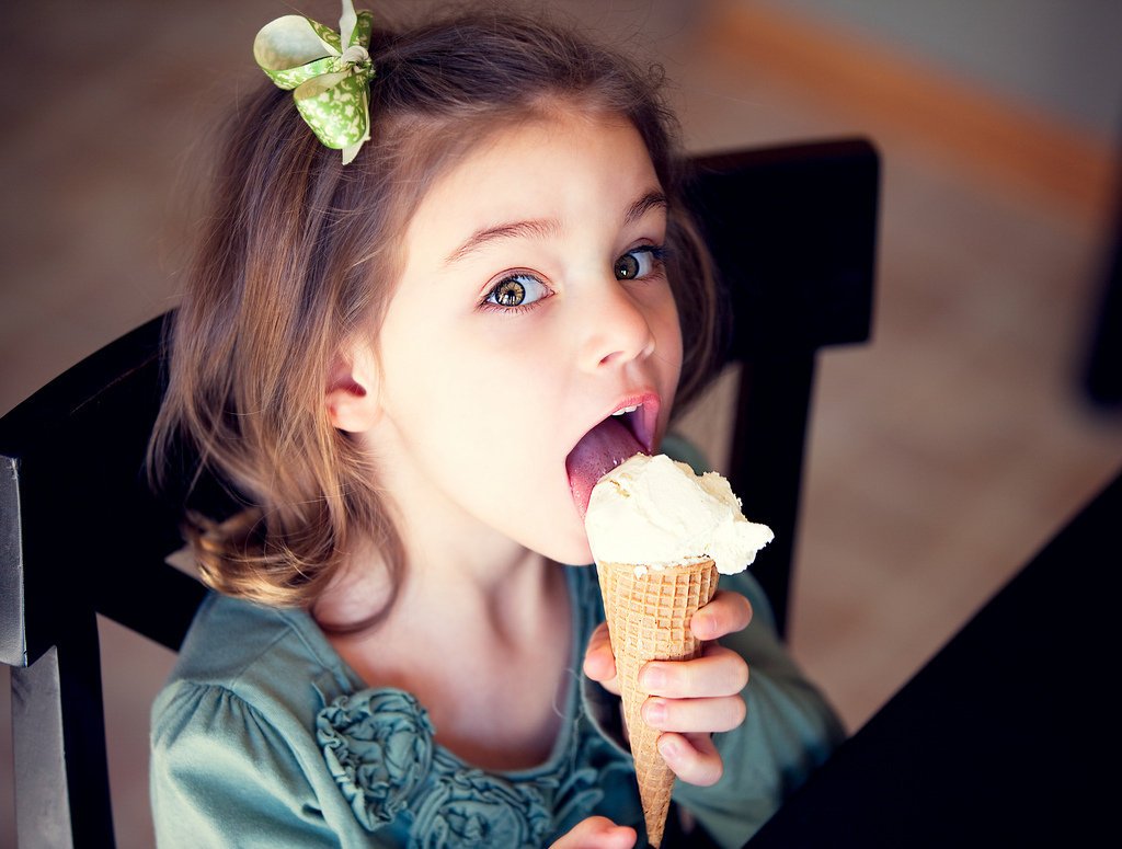 Девочка есть мороженое