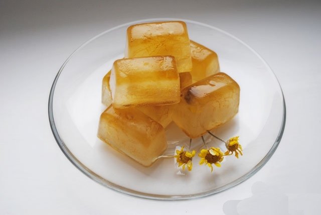 Ледяный кубики из настоя ромашки