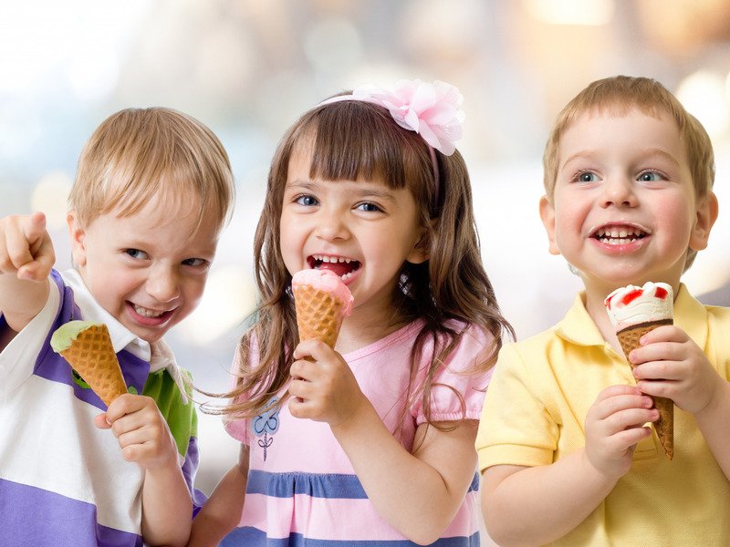 Дети едят мороженое