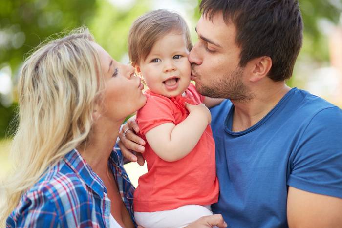 Родители обнимают ребёнка