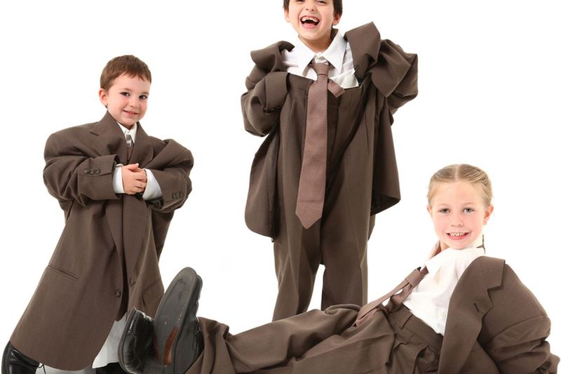 дети во взрослых несуразных костюмах