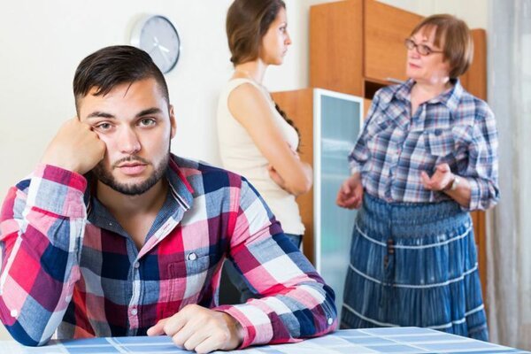 Мать разговаривает с дочерью, та недовольна, зять сидит с потерянным видом