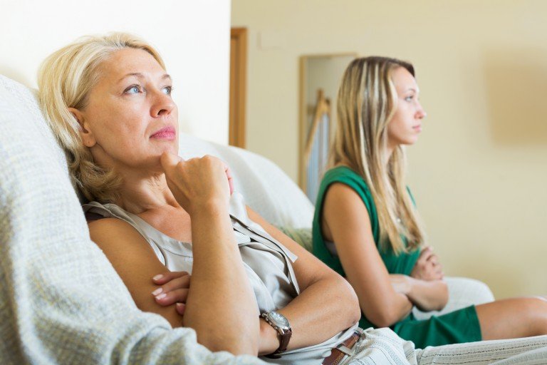 Мать о чём-то думает, рядом сидит молодая дочь