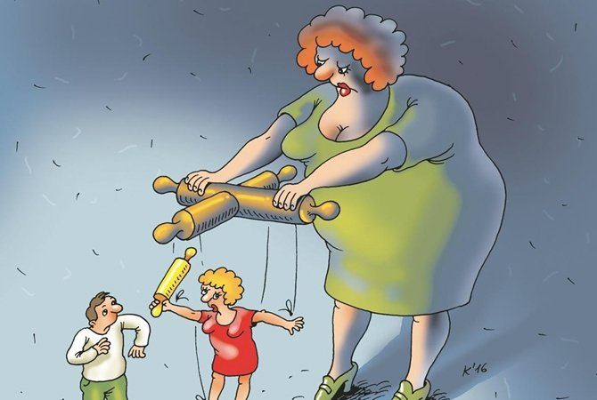 Тёща держит свою дочь (куклу-марионетку), та замахивается на мужа скалкой