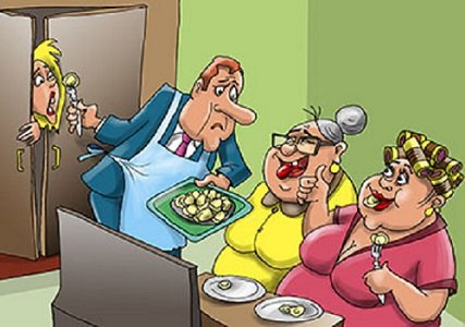 Мужчина угощает пельменями двух пожилых женщин