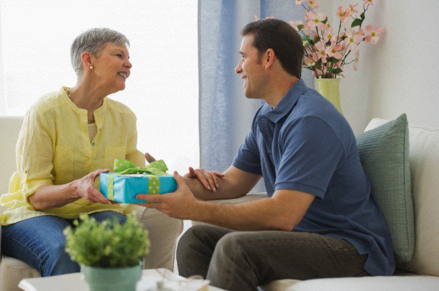 Зять дарит тёще подарок