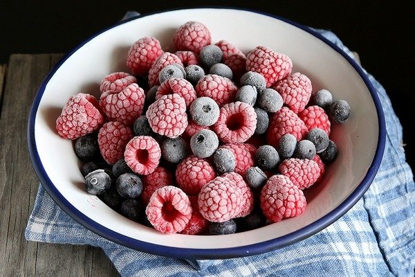 Замороженная черника и малина в тарелке
