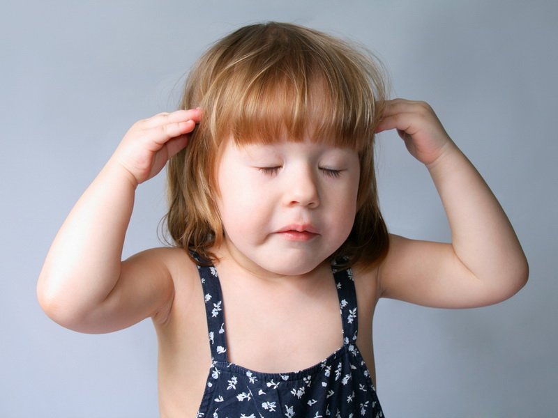 У девочки болит голова