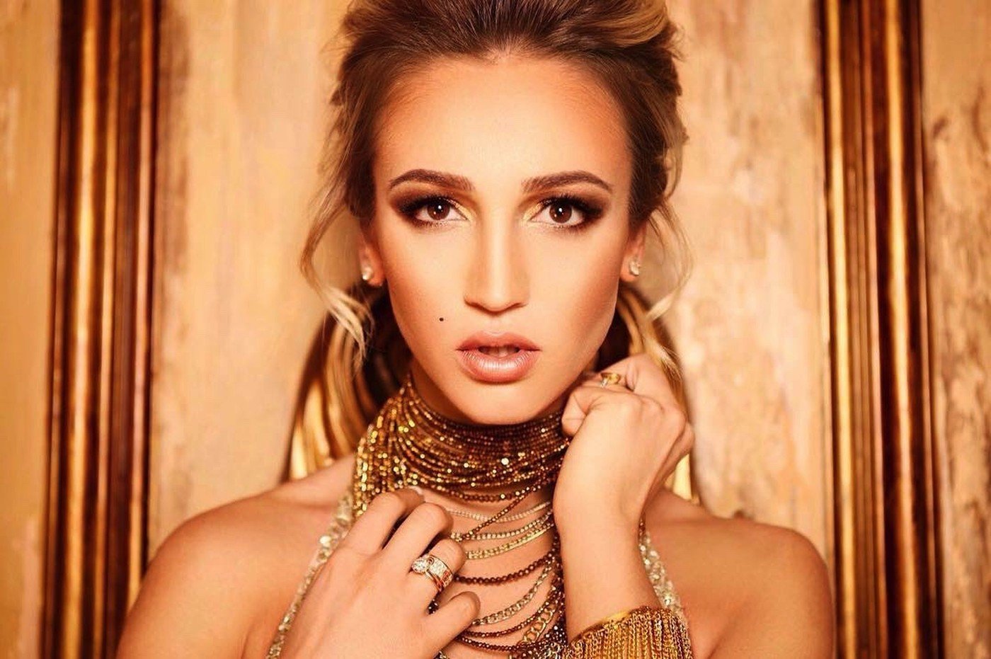 Ольга Игоревна Бузова — российская телеведущая, певица