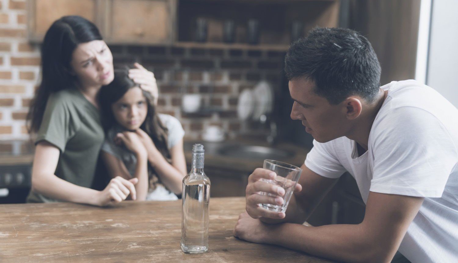 Мужчина с бутылкой водки и его семья