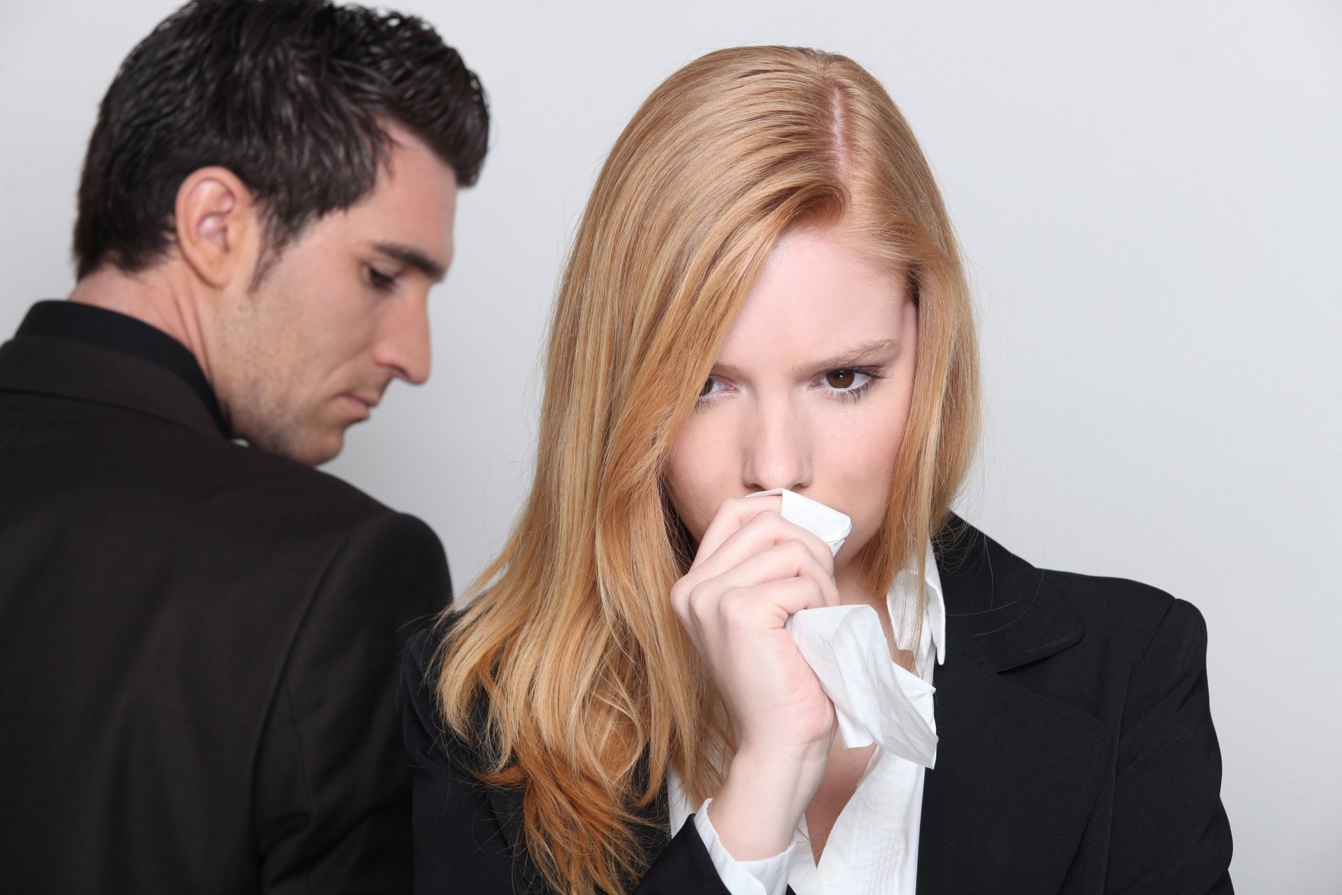 Девушка плачет