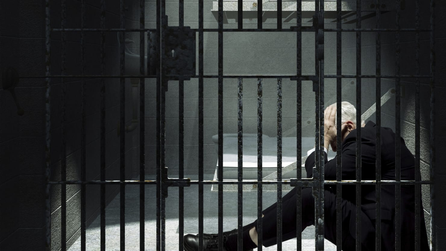 Мужчина за решёткой