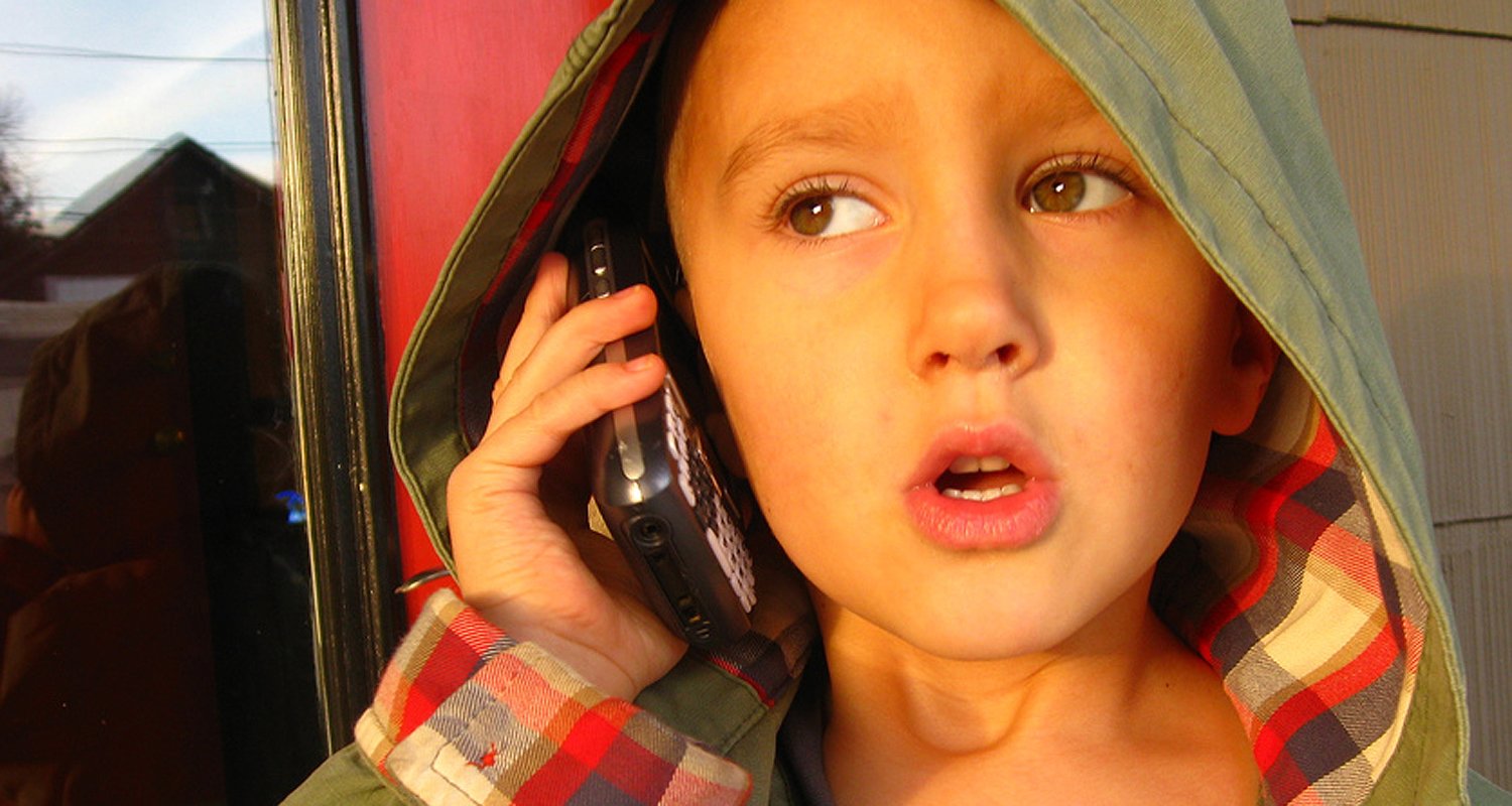 Ребёнок звонит по телефону