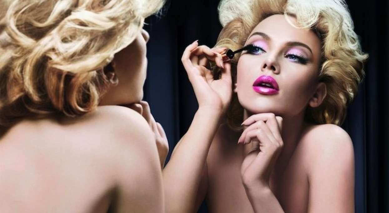 Женщина красит ресницы