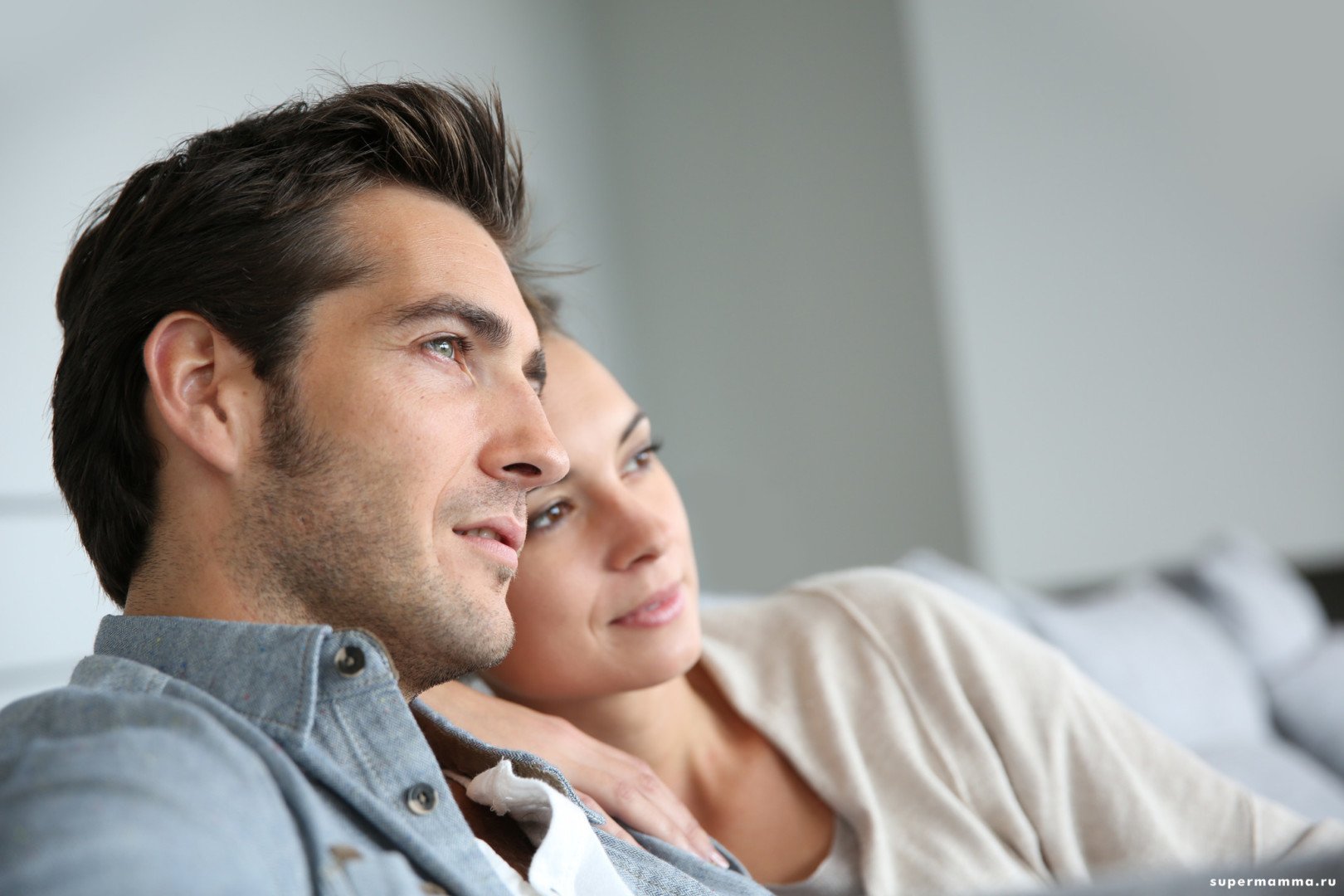 Мужчина и женщина сидят прислонившись друг к другу