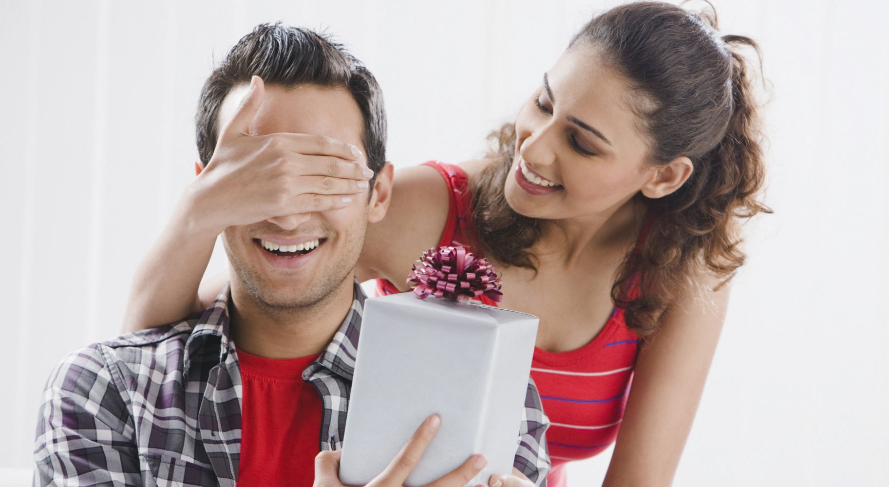 Девушка дарит парню подарок