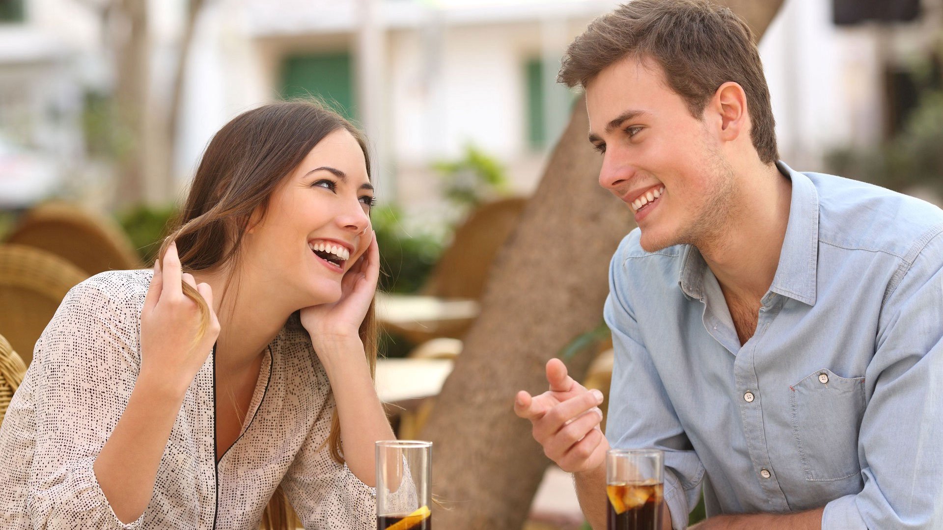 Парень и девушка улыбаются друг другу