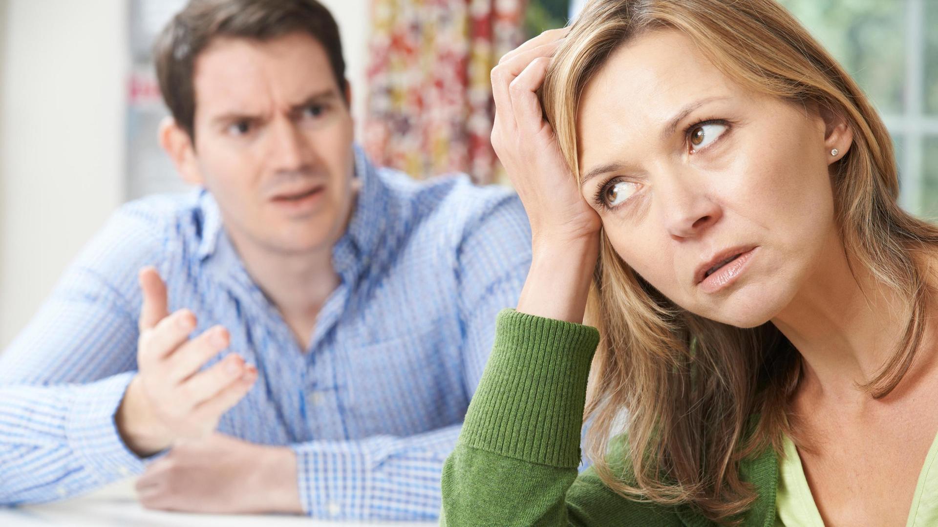 Мужчина разговаривает с женщиной о неприятном