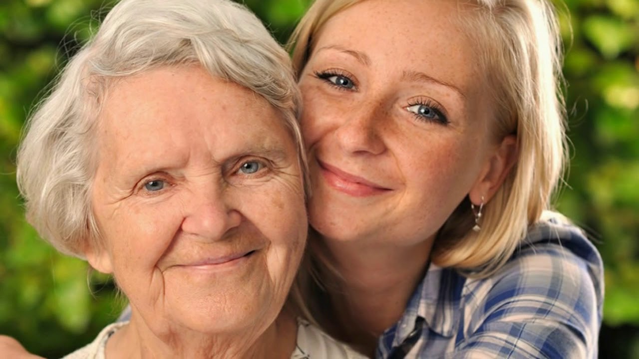 Взрослая дочь обнимает мать