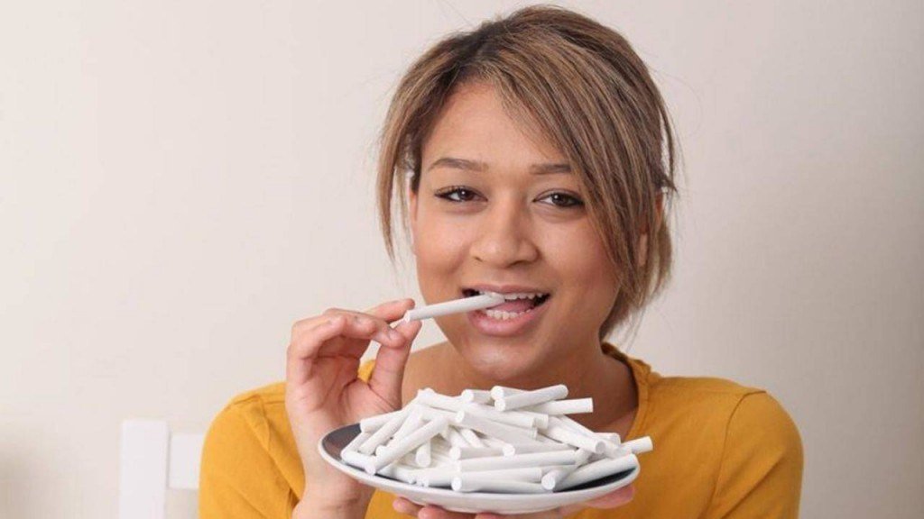 Женщина ест мел