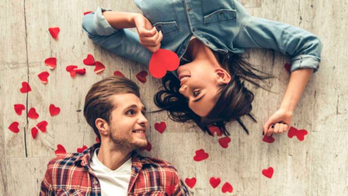 парень и девушка с сердечками вокруг