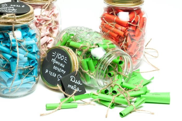 баночки с разноцветными записками