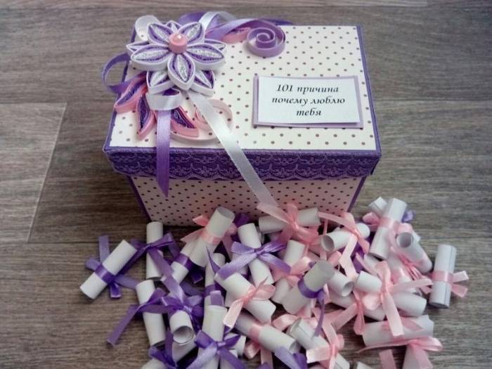 коробка, украшенная лентами