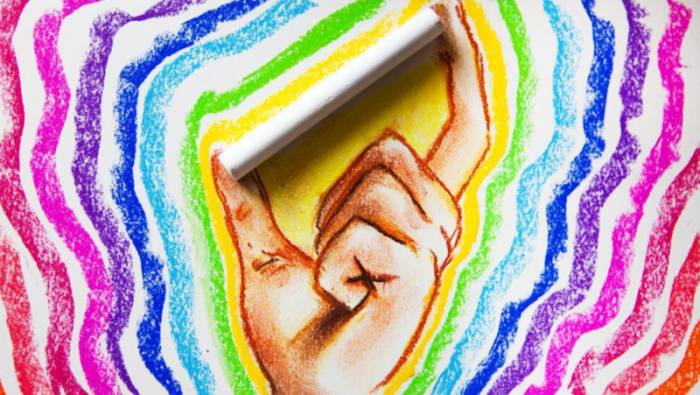 кусочек мела в нарисованной руке