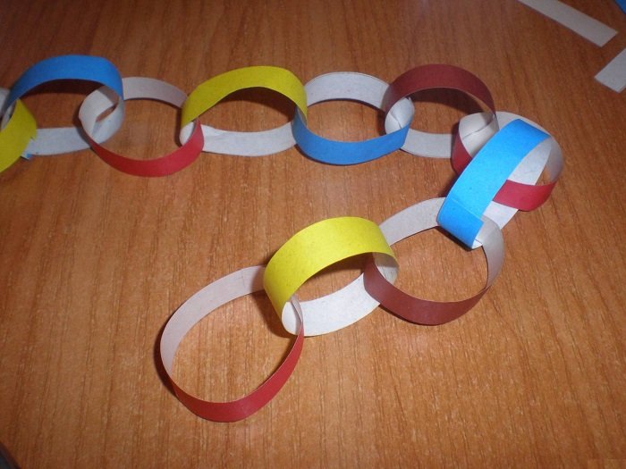Гирлянда из бумажных колечек