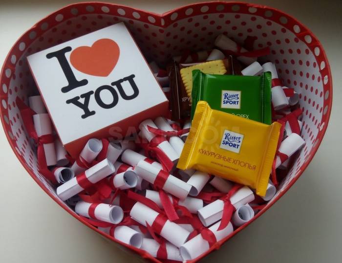 коробка с записками и шоколадками