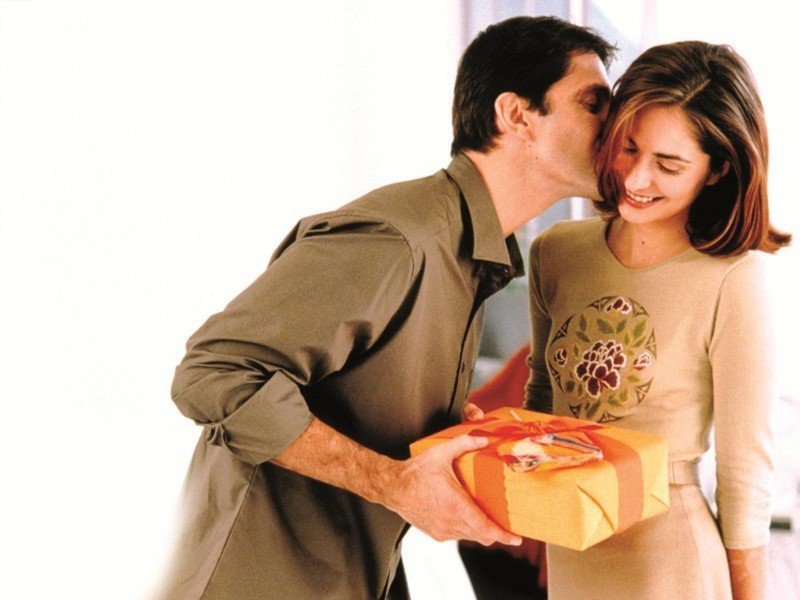 Парень поздравляет девушку