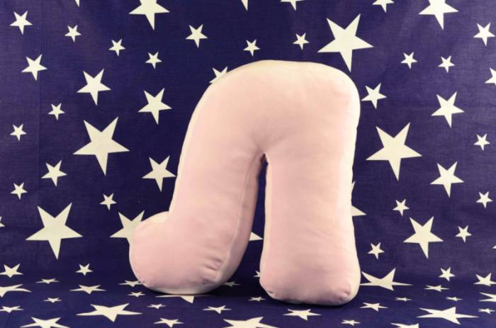 подушка в форме буквы Л