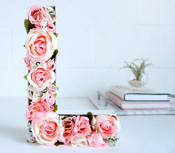 латинская Л из цветов