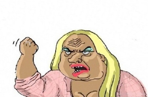 Женщина грозит кулаком