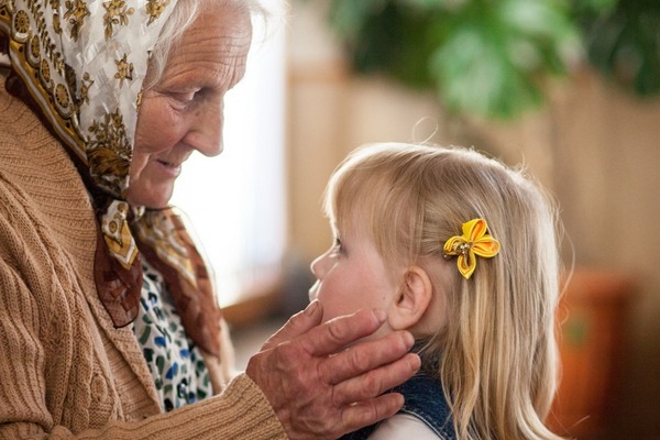 Маленькая девочка с бабушкой