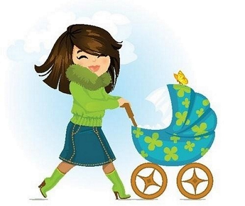 Женщина с коляской улыбается