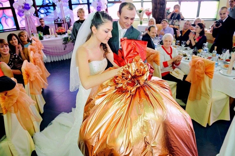 Иногда гостям хочется удивить молодожёнов, приготовив им прикольный подарок для свадебного торжества.