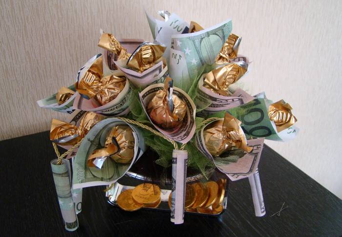 Букет из конфет и денежных купюр