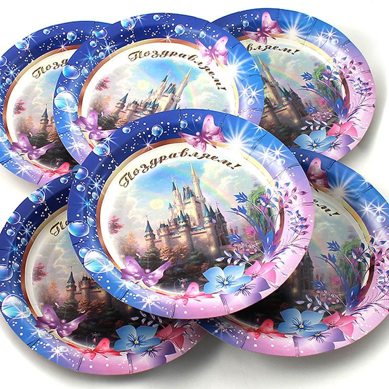 Набор одноразовых тарелок с изображением замка и цветов и надписью Поздравляем