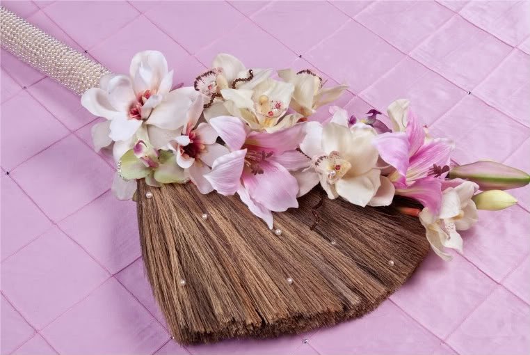 Веник, украшенный цветами