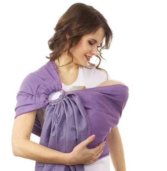 Женщина держит малыша в слинге