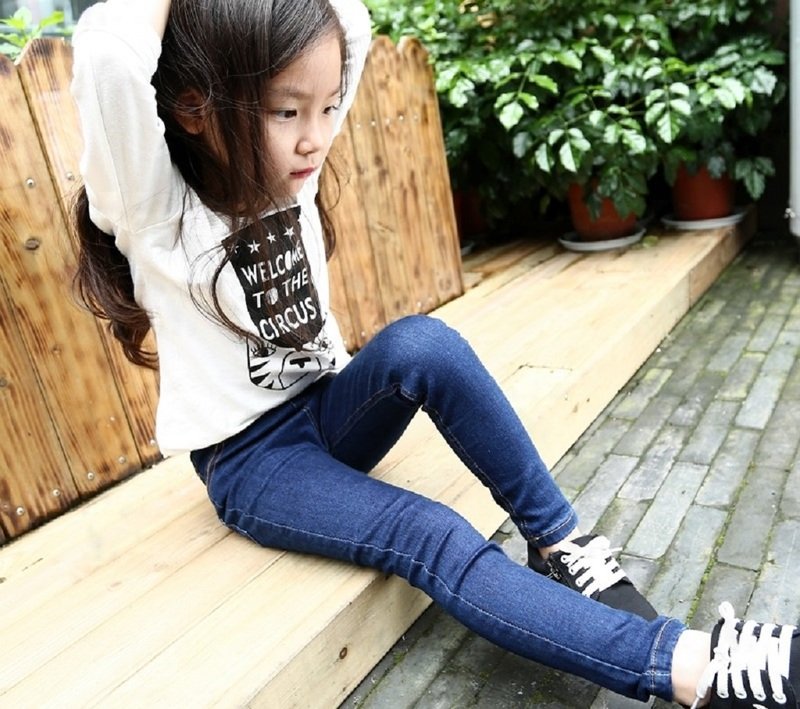 Узкие джинсы могут пагубно повлиять на здоровье девочки.