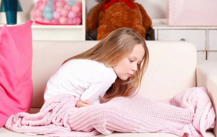 Девочка держится за них живота