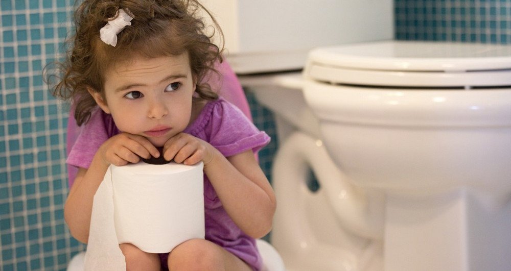 Задумчивая девочка сидит на горшке