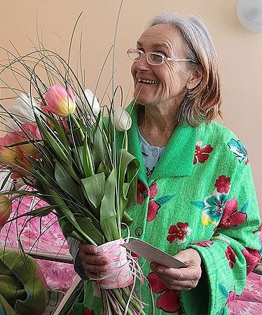 Валентина Подвербная с цветами в роддоме Пенсионерка из Чернигова
